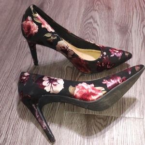 Pointed floral/black velvet heels